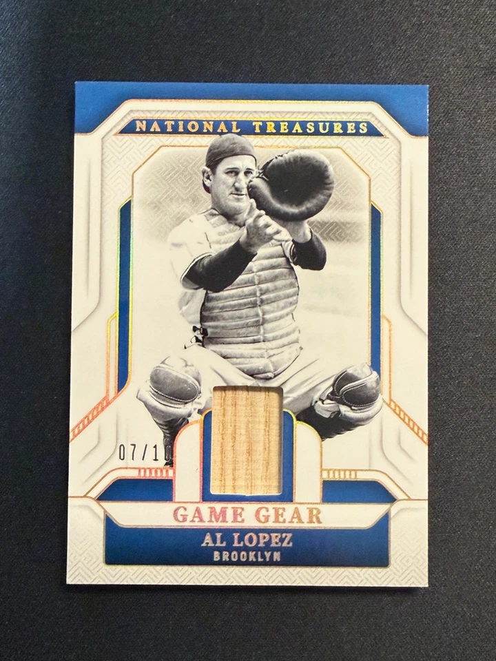 National Treasures GGS-AL AL LOPEZ 2025 Game Gear Holo Gold Bat Relic 07/10 Foto 1 de 2