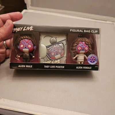 NUEVO They Live Alien Hombre Mujer * Clip de Bolsa Figura, Juego de 3, Exclusivo de Walmart Foto 1 de 4