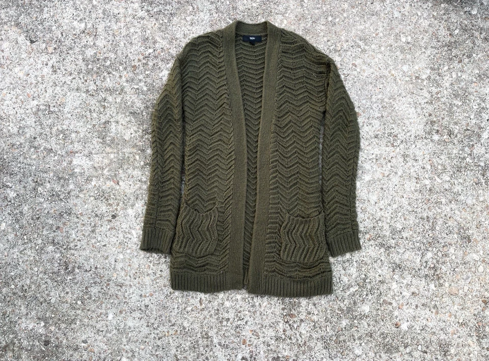 Acogedora pieza otoño/invierno. Cárdigan Olive Mossimo frente abierto con un chevron completo Foto 1 de 4