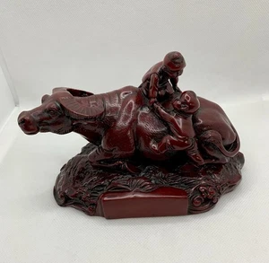 Figura de resina de buey fundido rojo cinabrio chino niños jugando toro de 15 cm coleccionable - Imagen 1 de 6