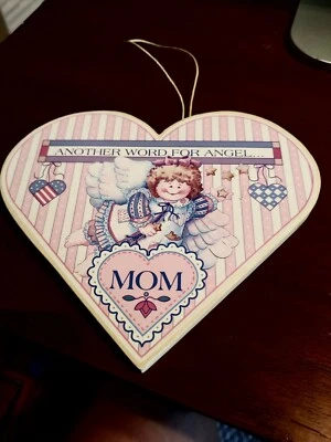 Placa de parede coração listrado rosa madeira doce MOM: Another World For Angel - Imagem 1 de 3