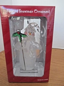 ORNAMENTO PUPAZZO DI NEVE GHIACCIATO che tiene una lanterna su un palo con vischio ~ Nuovo con scatola - Foto 1 di 1