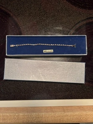 womens genuine austrian crystal bracelet - Image 1 of 4