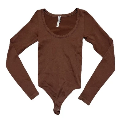 Body feminino Aritzia Sunday Best marrom com nervuras manga longa tamanho pequeno - Imagem 1 de 4