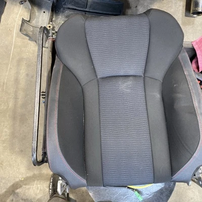 2017 2018 年 Subaru Impreza Wagon 运动前左发球杆上座垫 — 第 1/4 张图片