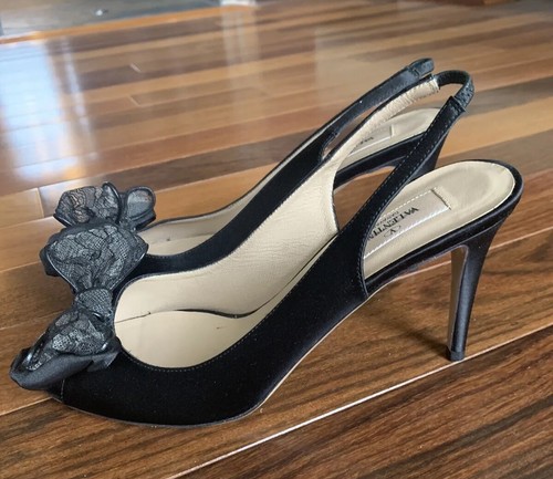 Pompe a punta aperta nero raso Valentino Garavani ""arco