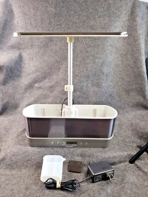 Unidad AeroGarden Harvest Elite Slim 100695-PPL con adaptador funcionando... (SLF2-1) Foto 1 de 4