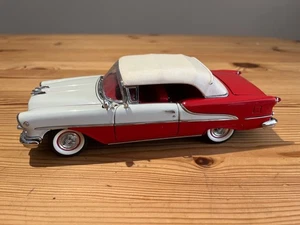 danbury mint 1:24 Oldsmobile Super 88 (1955) in rot und weiß - Bild 1 von 8