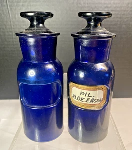 2 ANTIQUE COBALT BLUE APOTHECARY  B0TTLES PIL. ALOE. W/Glass Label- - Foto 1 di 6