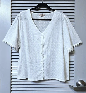 top slev corto in pizzo bianco con bottoni XL con orecchini anthropologie - Foto 1 di 3