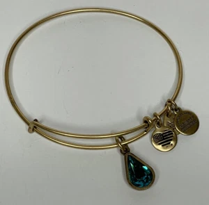 Brazalete colgante expandible dorado Alex & Ani verde azulado estrás lágrima encanto - Imagen 1 de 3