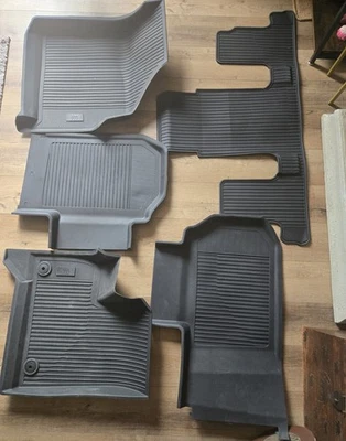 2025 别克 Enclave 高级全天候脚垫带别克标志 - 共 5 个垫子 — 第 1/4 张图片