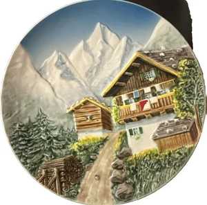 Deutschland Majolika Basrelief Teller - Haus am Fuße der Berge Dekorateur 3-D - Bild 1 von 3