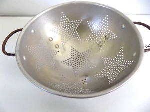 COLADOR ALUMINIO METAL 6 ESTRELLAS PATAS, 9" REDONDO, 4 1/2" ALTO - Imagen 1 de 9