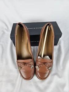 *NIB* Tommy Hilfiger Shoes Womens TwLetyan Sz 9M Loafers Slip On Brown Gold Logo - Picture 1 of 8