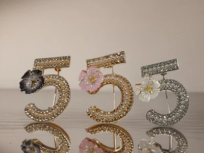 Broche plata perla y estrás número 5 con acrílico flor blanca | 1 pieza  Foto 1 de 4