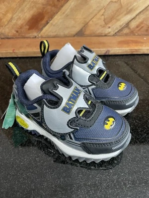 Zapatillas deportivas BATMAN para niños pequeños iluminadas con cierre de correa para niños talla 6T Foto 1 de 4
