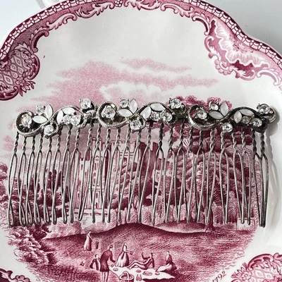 Antigo pente de cabelo francês dos anos 1930-1940 4” metal - strass e navetes brancas opacas - Imagem 1 de 4