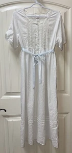 DAMEN VINTAGE EILEEN WEST LARGE (Brustumfang 44") WEISSES NACHTHEMD BLAUES BAND ZUM BINDEN - Bild 1 von 12