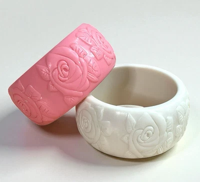 Lote de 2 brazaletes de plástico anchos rosa y crema moldeados florales estilo vintage Foto 1 de 4