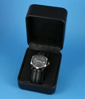 Женские кварцевые часы с черным циферблатом и нейлоновым ремешком из нержавеющей стали с безе швейцарским механизмом  - Изображение 1 из 4