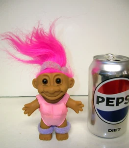 Muñeca Russ Berrie Troll Pelo Rosa Ojos Marrones Conjunto de Entrenamiento Vintage 4.25" T De Colección - Imagen 1 de 4