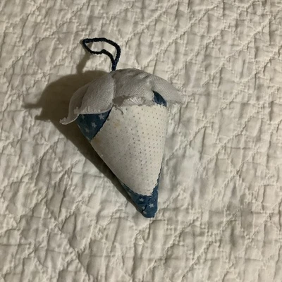 Fresa Esmeralda ~ Alfiletero Índigo y Blanco Edredón Pieza Lino Andrajoso “Gorra” Foto 1 de 4