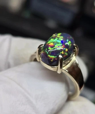 Anillo de ópalo etíope de oro amarillo macizo de 14 k anillo de piedras preciosas de ópalo negro natural Foto 1 de 4