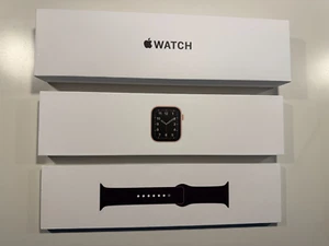 APPLE WATCH SE / MYDY2FD/A / 40MM GOLD ALUMINIUM GPS / DARK CHERRY SPORT BAND - Bild 1 von 8