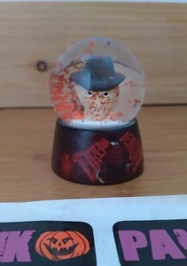 A Nightmare On Elm Street Freddy Krueger rot Glitzer Mini Schneekugel - Bild 1 von 3