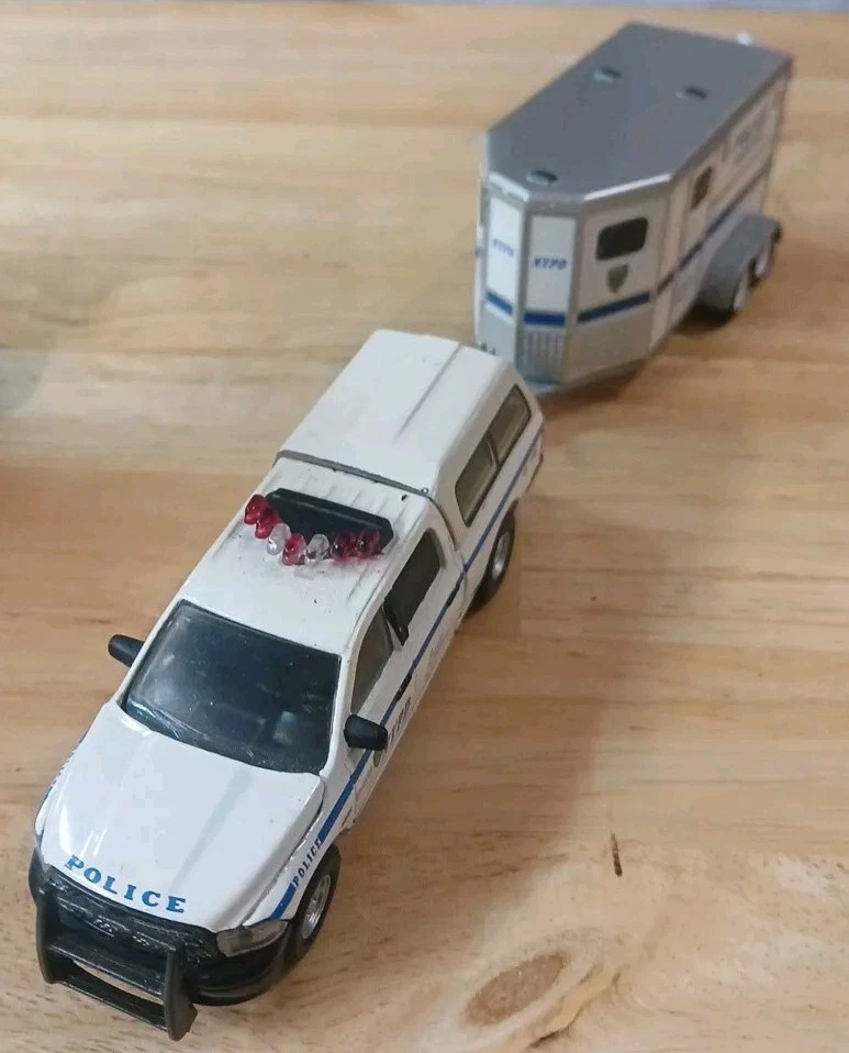 Greenlight 1:64 Hitch & Tow Die-Cast 2014 Ram 1500 Horse Trailer NYPD Police - Image 1 of 4