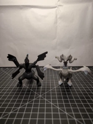 Juguetes Happy Meal Pokemon Zekrom & Reshiram McDonalds 2018 Foto 1 de 2