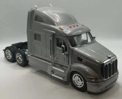 JADA ROAD RIGZ 1:32 PETERBILT MODEL 387 TRACTOR  SILVER  RARE FIND BRAND NEW - Image 1 of 4