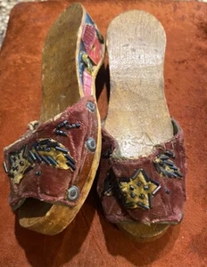 Vintage 1944 Philippinen Deko Mädchen Holz Sandalen Deko Display - Bild 1 von 14