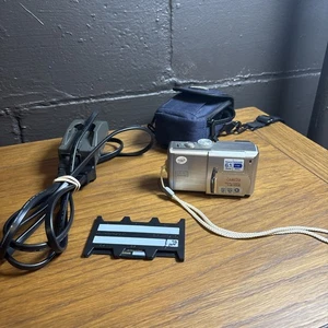 Olympus CAMEDIA C-60 Zoom 6.1MP Digital Camera - Silver + Case + Mem Card Works! - Picture 1 of 13