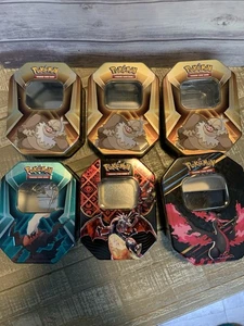 Lotto latta Pokemon VUOTI x6 NO CARTE! Pikachu, Charizard, altro! Scatola contenitore - Foto 1 di 7