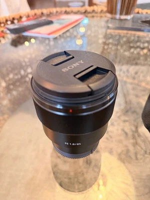 SONY FE 85mm F/1.8 LENS SEL85F18 - Image 1 of 4