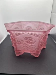 Fenton - 'Verlys Holophane Mold', Crisantemo Lampone, Ciotola Esagonale 4"x7" - Foto 1 di 7