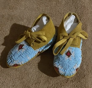 1 Awesome Pair Of Beautiful Native American Lakota Sioux Beaded Baby Moccasins - Picture 1 of 6