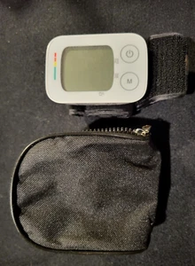 UP&UP AUTOMATIC WRIST BLOOD PRESSURE MONITOR-NEW - Picture 1 of 1