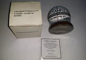 Yankee Stadium UNFORGETTABALL Baseball mit Holzständer & Echtheitszertifikat Neu im Karton - Bild 1 von 3