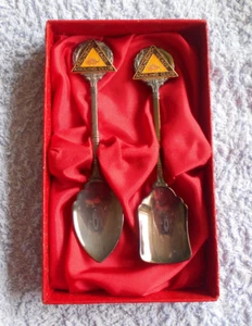 #D631. BOXED PAIR BRUNSWICK HEADS ANGLING CLUB FISHING SOUVENIR SPOONS - Picture 1 of 5