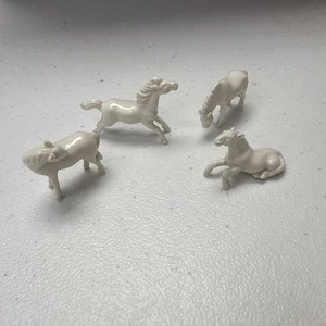 Miniatur Porzellan Pferde Figuren 4er Set - Vintage weiße Keramik unbeschriftet - Bild 1 von 5