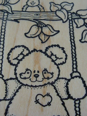 De Colección Darcie's Country Folks Grande Montaje en Madera Rojo Goma Sello Oso en Columpio U0480 Foto 1 de 4