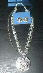 Avon Multifilo Medaglione Collana e Orecchini Traforati Statement Set Nuovo - Foto 1 di 4