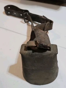 Vintage Kuhglocke, 6" hoch, Lederhandschlaufe - Bild 1 von 4