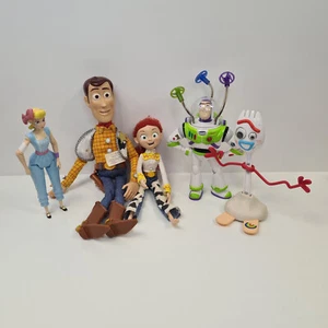 Toy Story Toys Woody Buzz Jessie Bo Peep und Forky Figuren - Bild 1 von 13