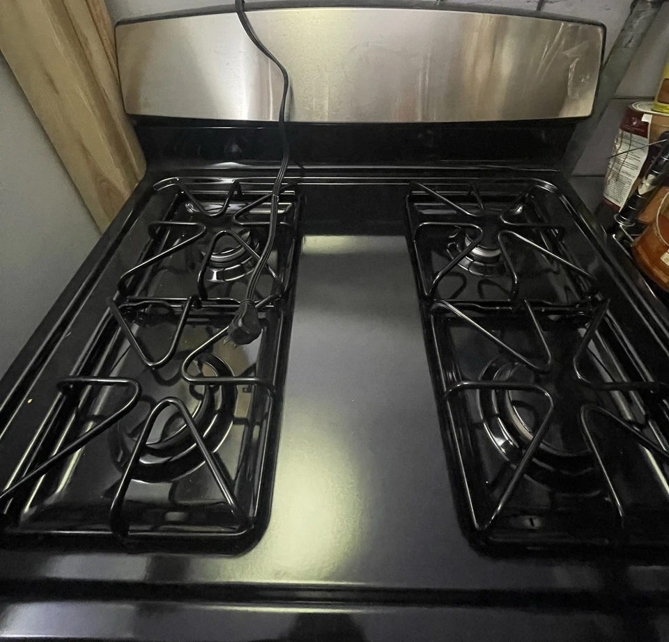 Nueva gama de estufas GE negra/plateada Foto 1 de 4