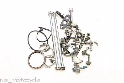 SUZUKI GSXR 600 GSX-R GSXR600 BOLTS NUTS BODY FRAME ENGINE 2001 01 S54 - Image 1 of 3