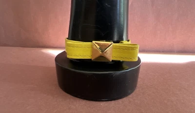 Brazalete con hebilla de cuero amarillo mostaza Kate Spade New York con lazo Foto 1 de 4
